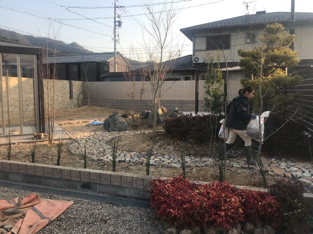 サツキなども植え込んで、庭の完成像が見えてきました