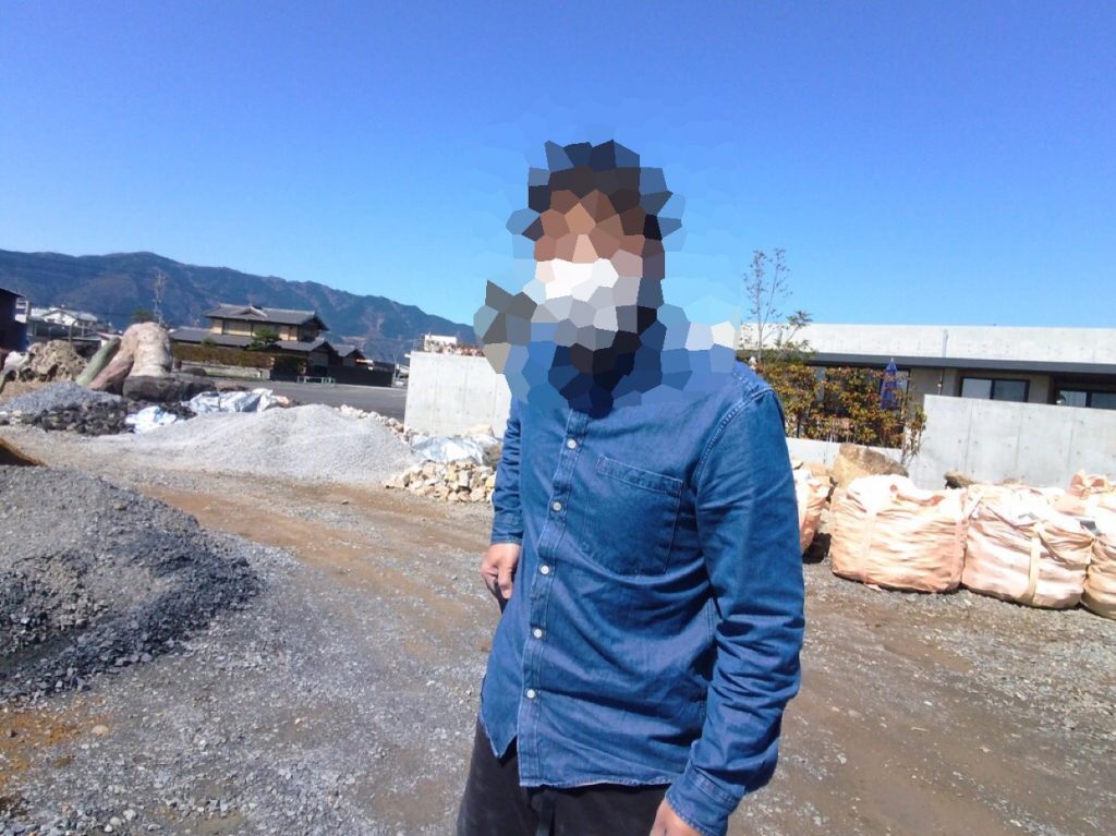 通販で黒の割栗石を購入されたのですが、実際は青黒くて、思っていたのと違うようでした