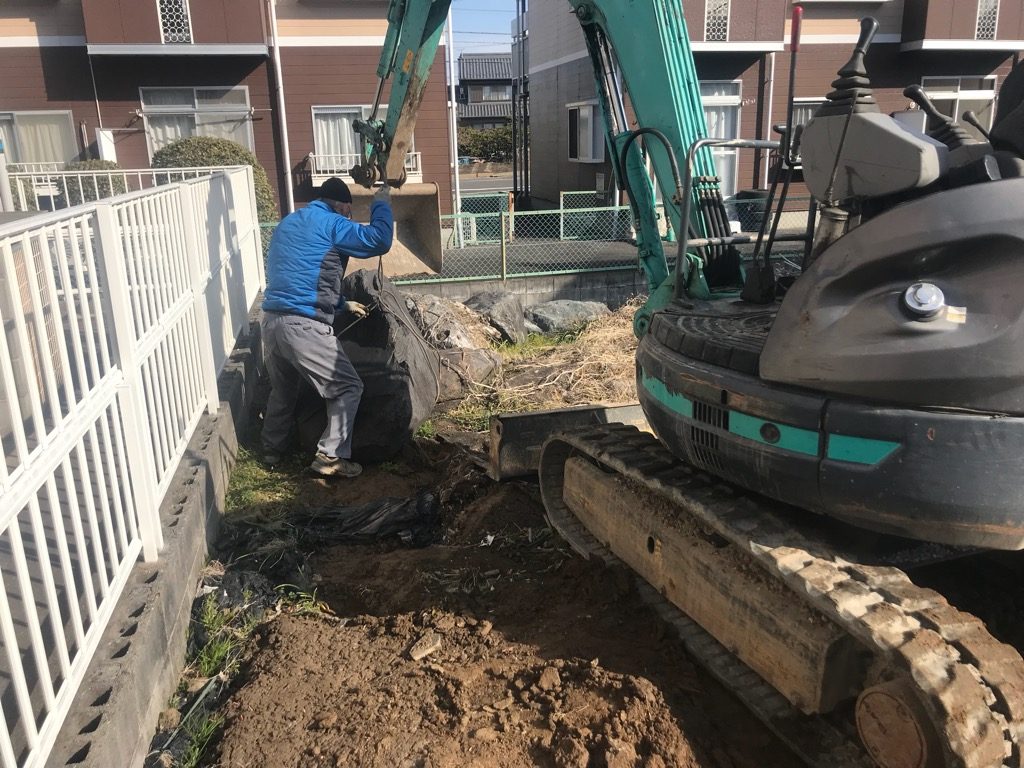 大垣市 庭石撤去工事 ー揖斐川庭石センターblogー 2 境界沿いの庭石は、ちょっと気をつけて扱わないと、大変なことになります