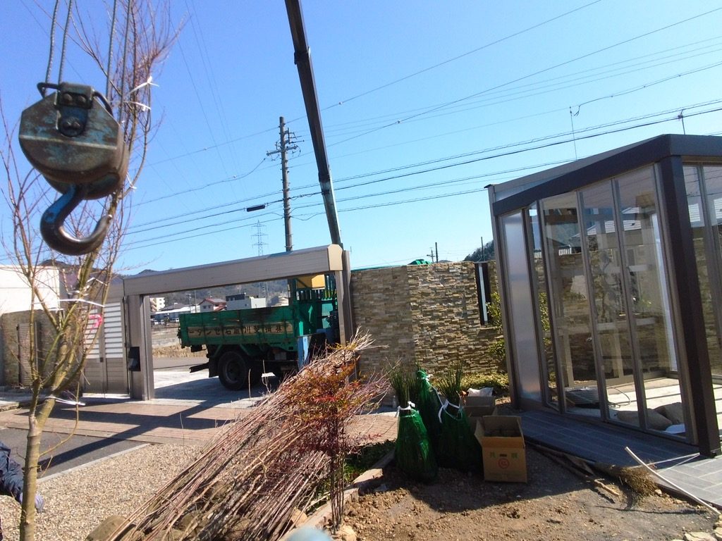 どんどん、吊り上げて植木を配置していきます