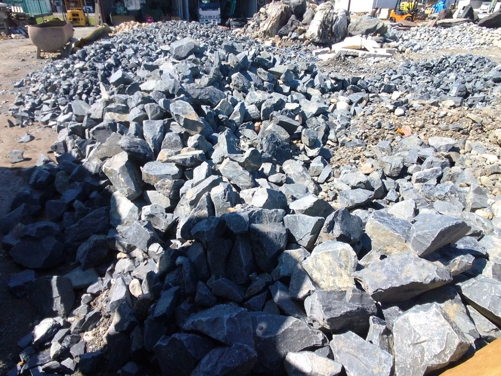 揖斐青黒割栗石をご覧いただきました