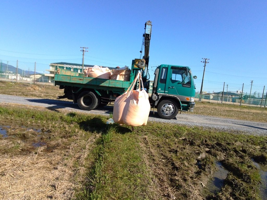フレコンに入ったサバ土を下ろします