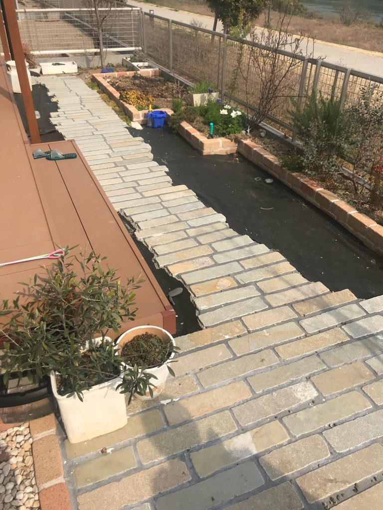 ご主人が、通販で買って、DIYで庭を作られたそうです。すごい！