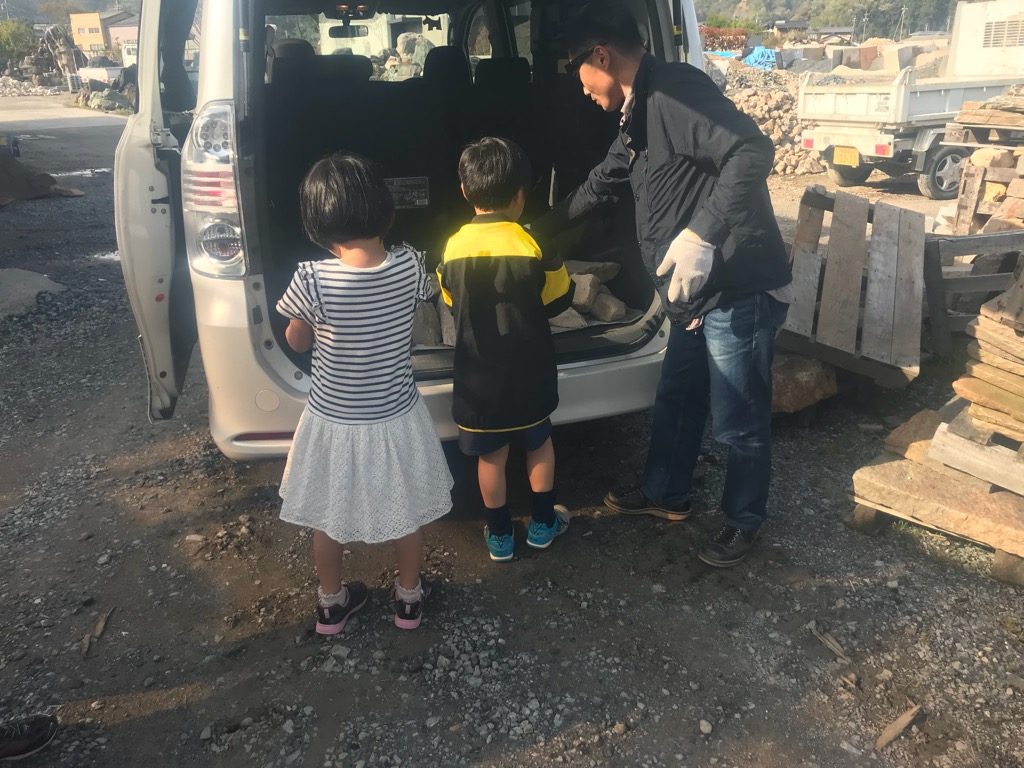 お子さん達も、石の積み込みのお手伝い