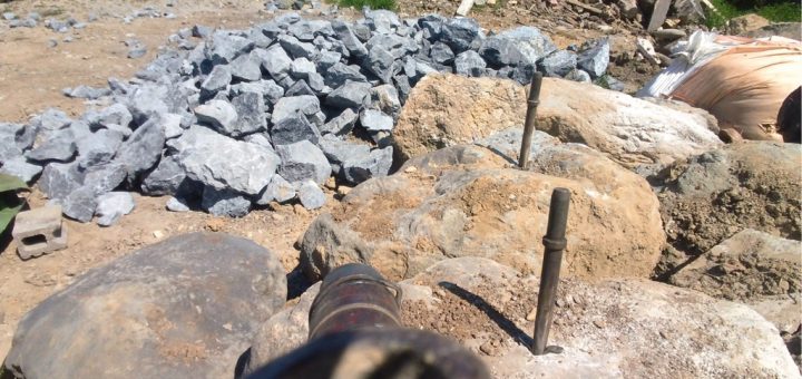 庭石を割る   ー揖斐川庭石センターblogー