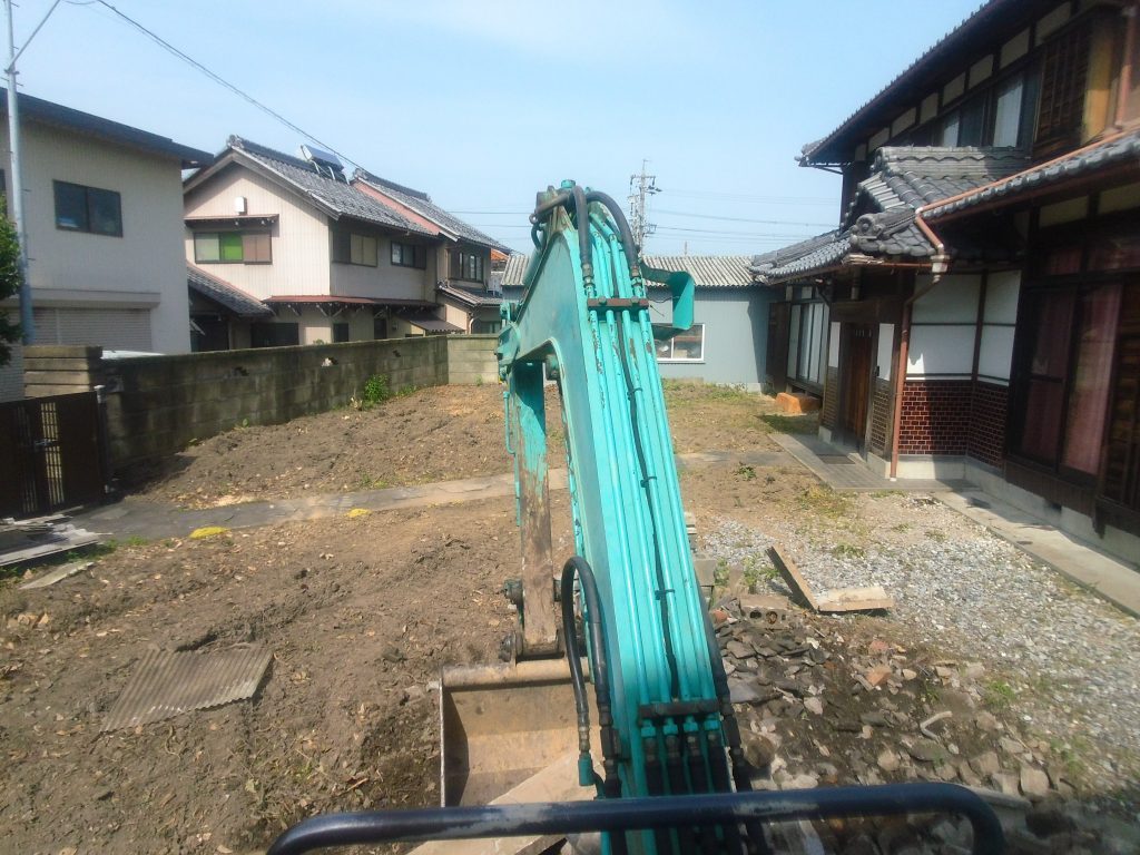 通常のバケットに替えて作業します