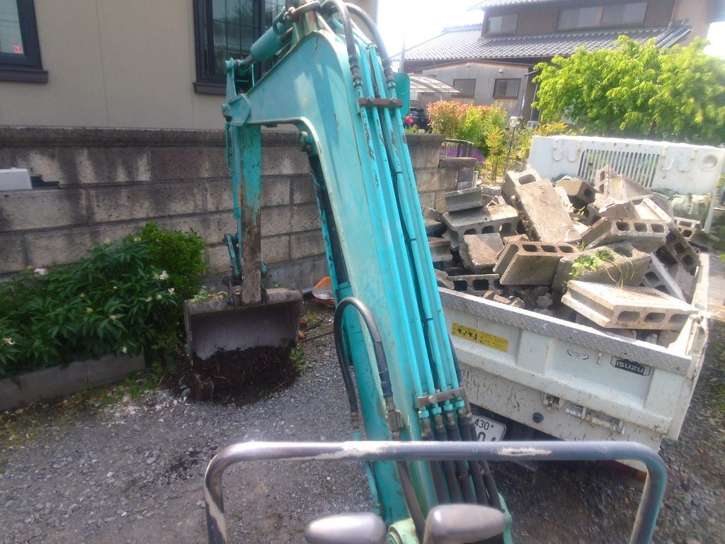 花壇の土留めにコンクリートブロックが使われていたのも、撤去です