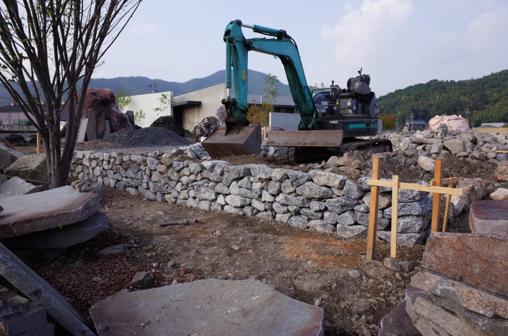 ブロック塀について 2 割栗石の石積み。万が一崩れても、人が下敷きになることはない