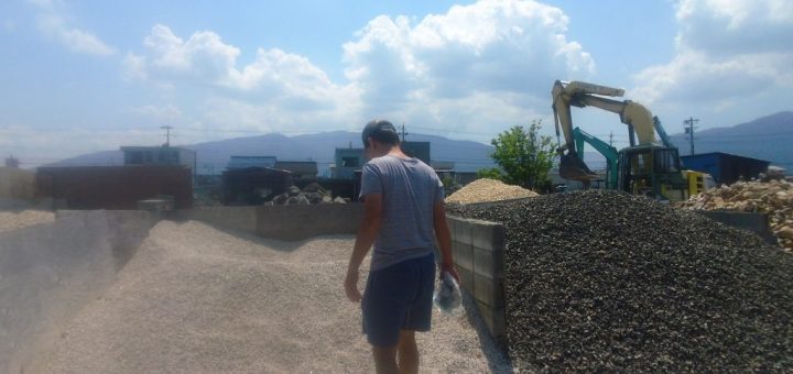 大勢のお客さんがご来店&ご購入、そして、庭の解体依頼