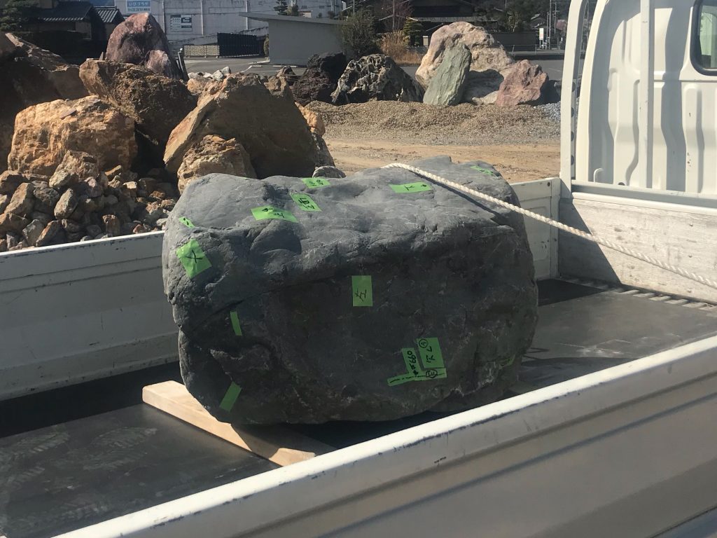 向きや加工する場所をマーキングしてあります