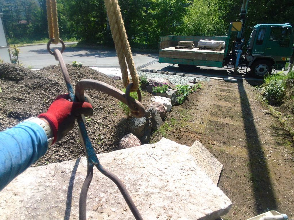 いちいちワイヤーを玉掛けするのは、大変面倒なので、こういう時の石つかみ