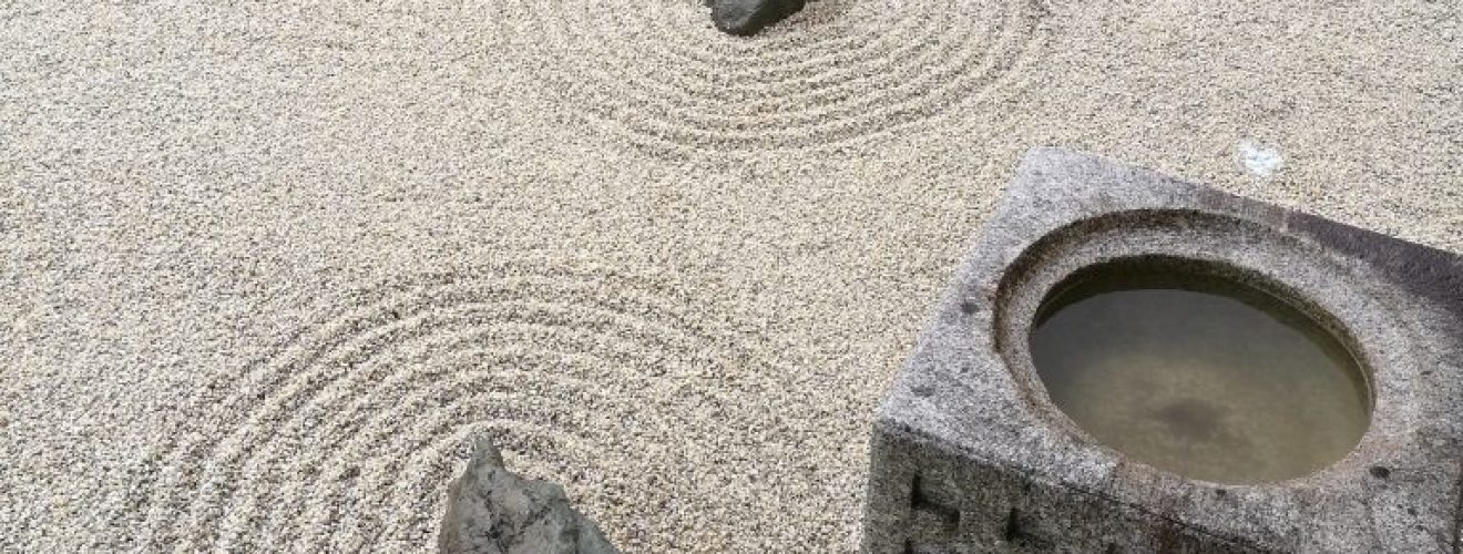 仕上げに砂紋を描き、枯山水の雰囲気を。