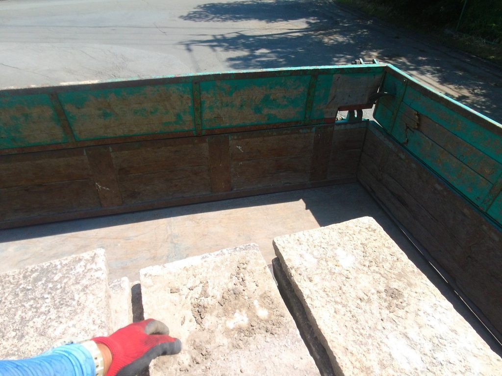 30枚の板石を降ろしていきます