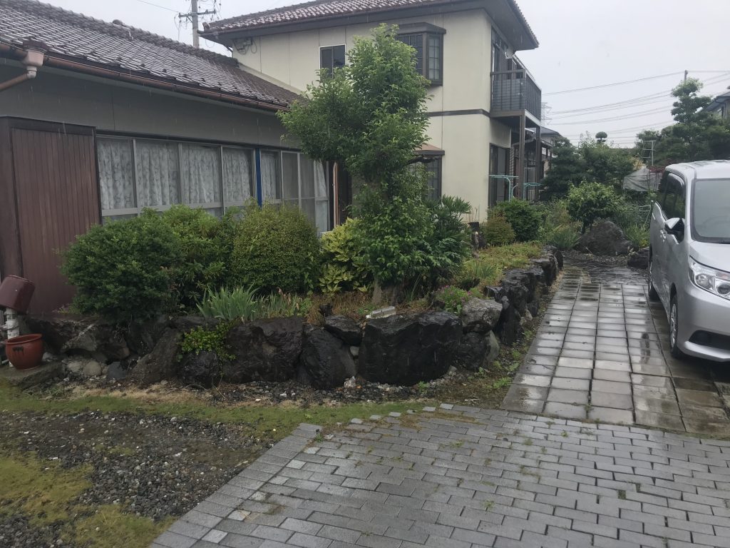 解体前のお庭。石積みでぐるっと囲ってあります