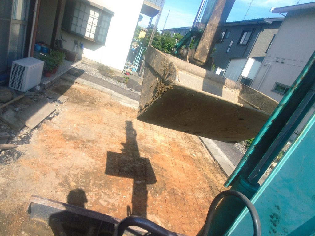 弊社は、この地面を整地して終わり。あとは、お施主さんが、DIYで仕上げるそうです