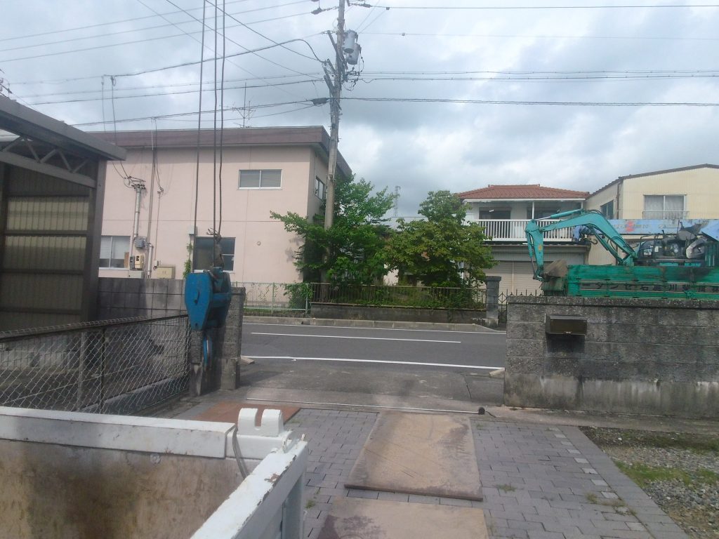 コンクリート平板が敷き詰めてあるので、割らないように、養生として鉄板を敷いておきます