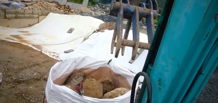 岐阜石のフレコン詰め作業