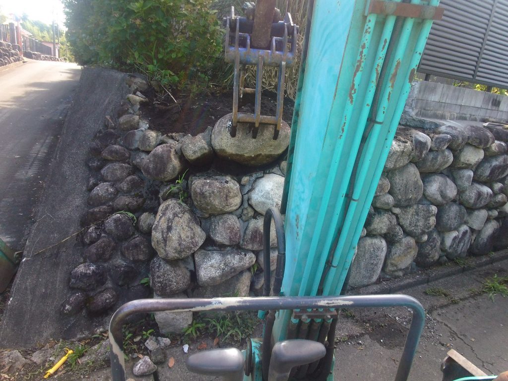 いなべ市 石積み積み直し工事 part1 2 ユンボのアタッチメントをハサミにして、上から順番に石を外していきます。
