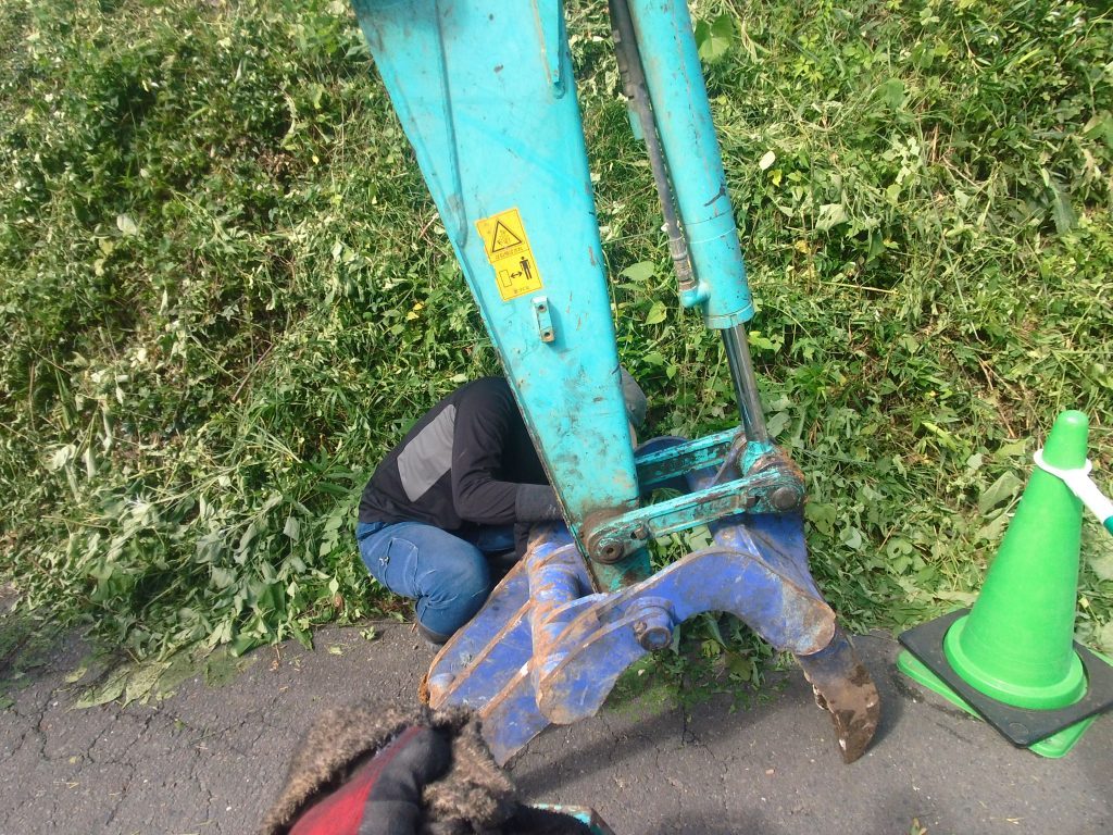 いなべ市 石積み積み直し工事 part1 7 藤川さんに、一からバケット交換してもらいました。