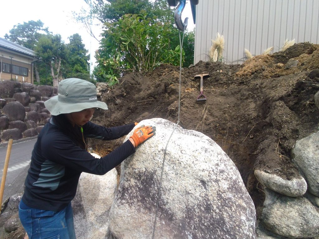 いなべ市 石積み積み直し工事 part1 13 向きや傾きを考えて石を据えます。