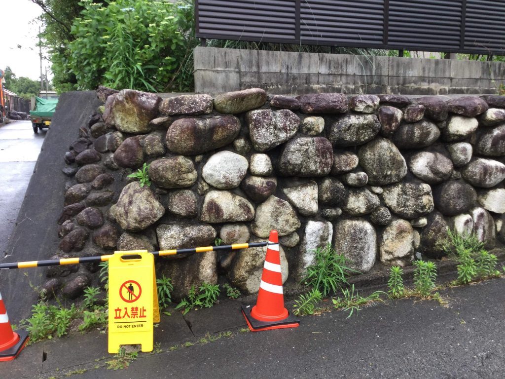 いなべ市 石積み積み直し工事 part1 1 菰野石で積まれた石積み。一部が崩れかけている状態だったので、一度取り外していきます。