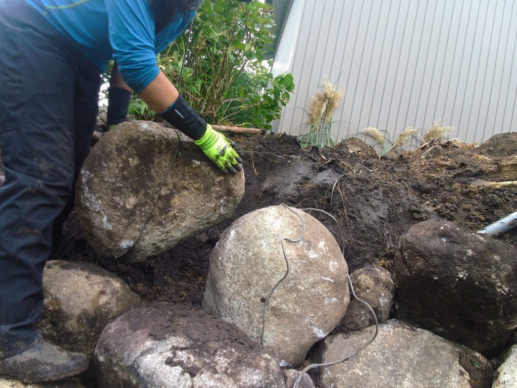 女性庭師による菰野石の崩れ積み、乱積み