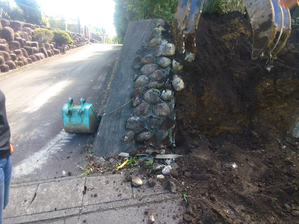 いなべ市 石積み積み直し工事 part1 6 石を取り終わったら、今度は、余分な土を削り取るため、バケットに変えます。