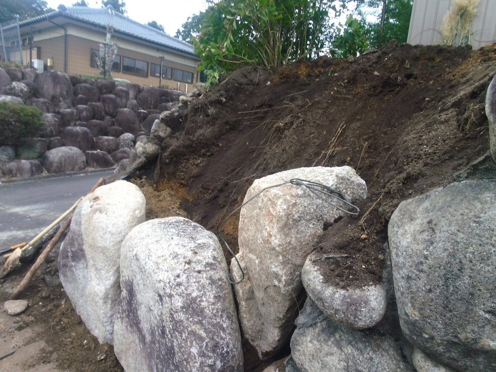 いなべ市 石積み積み直し工事 part1 15 一段目積んで2段目に行きます。差し込むように積んでいく「崩れ積み」