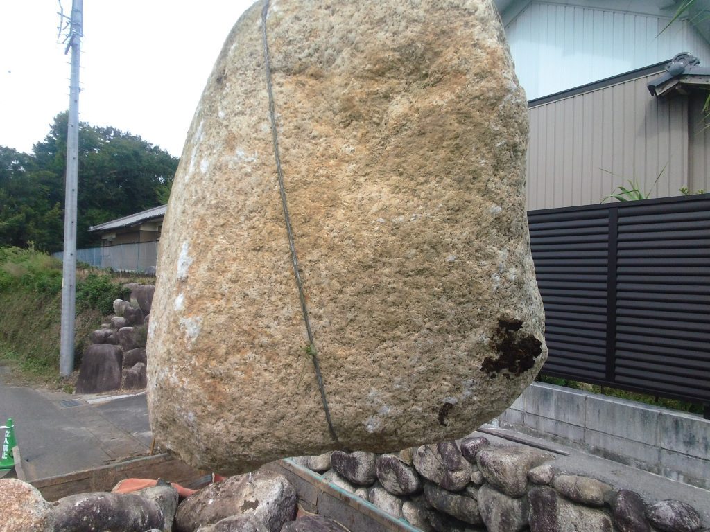 いなべ市 石積み積み直し工事 part1 12 一番下から積んでいくのですが、根元には、大きくて重量のある菰野石を据えます。