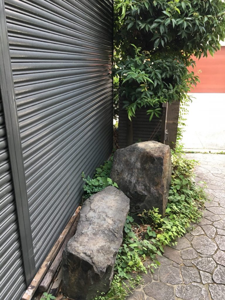 三河地方で庭木・庭石の撤去作業 4 割と大きい庭石が据えてあります