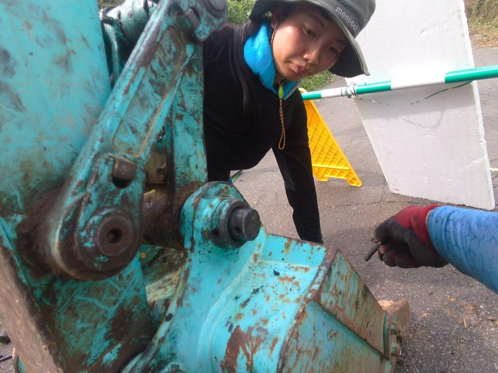 いなべ市 石積み積み直し工事 part1 9 今回、盛土造成の法面を削って、その出た土を上に上げる必要があるため、通常のバケットの取り付け向きを反対にして削っていきます