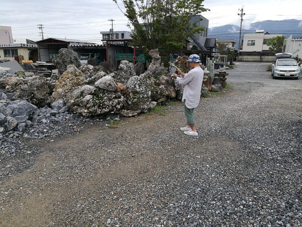 和歌山からご来店。さざれ石を見に来られ、いくつか候補を写真に撮られました