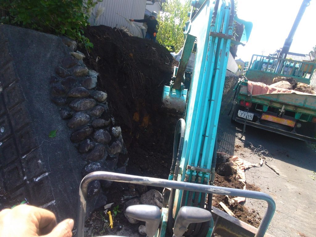 いなべ市 石積み積み直し工事 part1 10 法面を下から上へ削り取ります