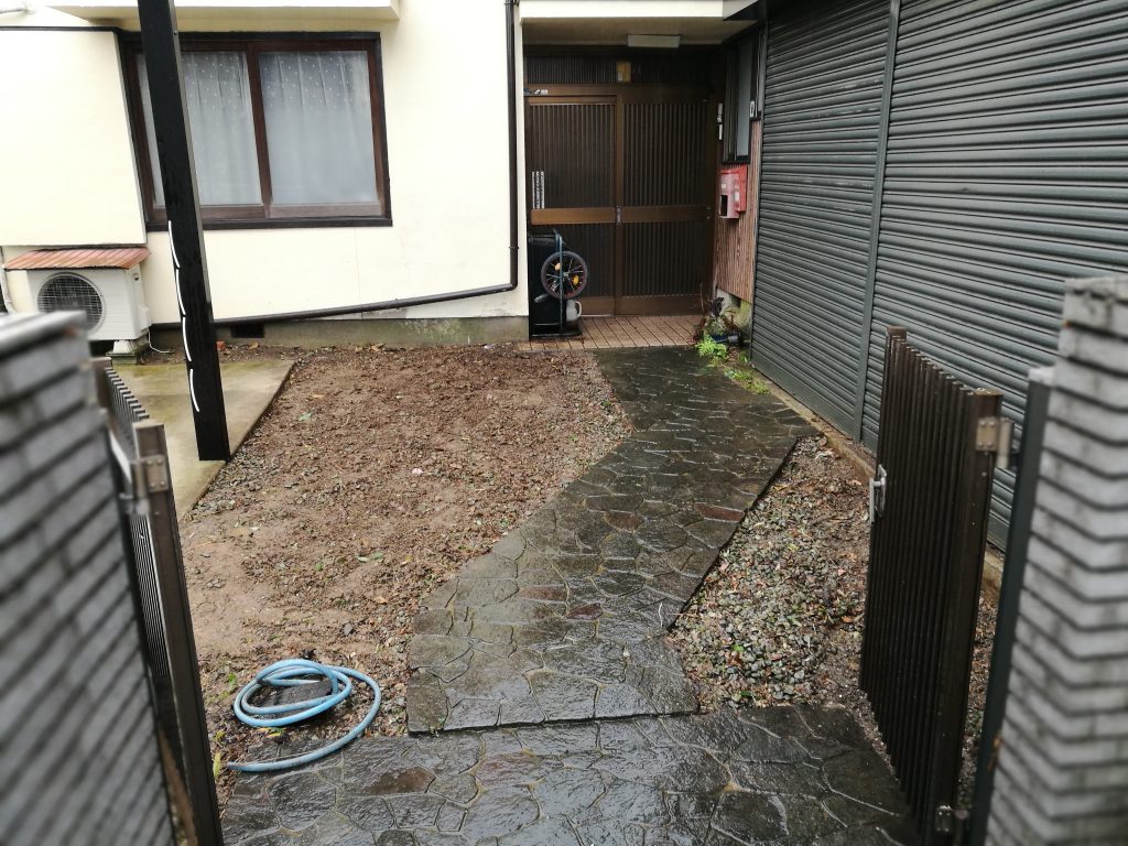 三河地方で庭木・庭石の撤去作業 18 お昼の時間でしたが、雨でずぶ濡れでしたし、もうあと少しというところでしたので、一気に仕上げました!