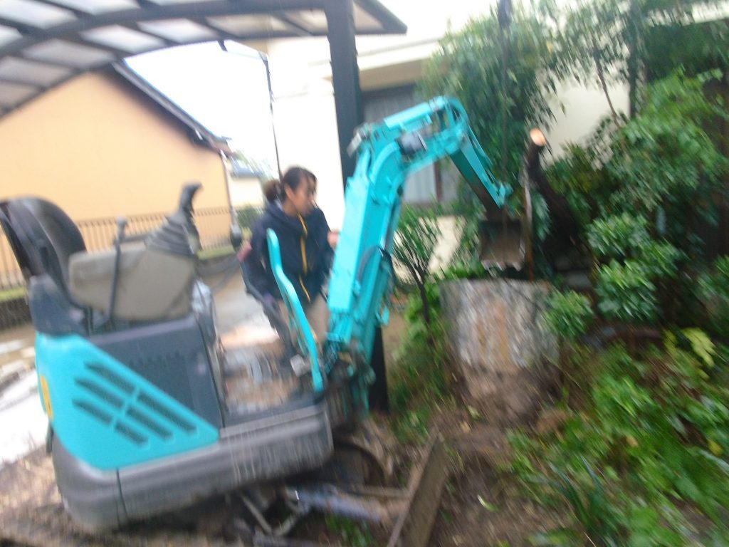 三河地方で庭木・庭石の撤去作業 13 2tユニックで、引きずり出せなかった庭石。ミニユンボを使って、手前へ引きずり出しました。