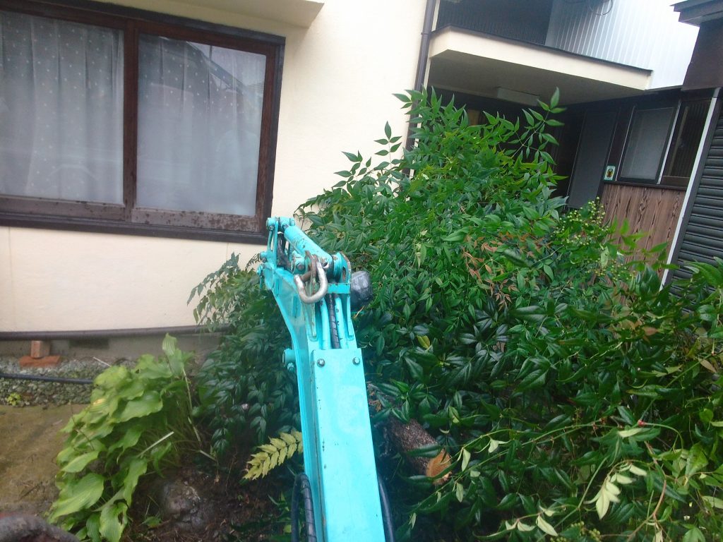 三河地方で庭木・庭石の撤去作業 6 そんなに広くない場所でしたので、ミニユンボ、どうしようかなあって思ってたのですが、持ってきて正解でした。