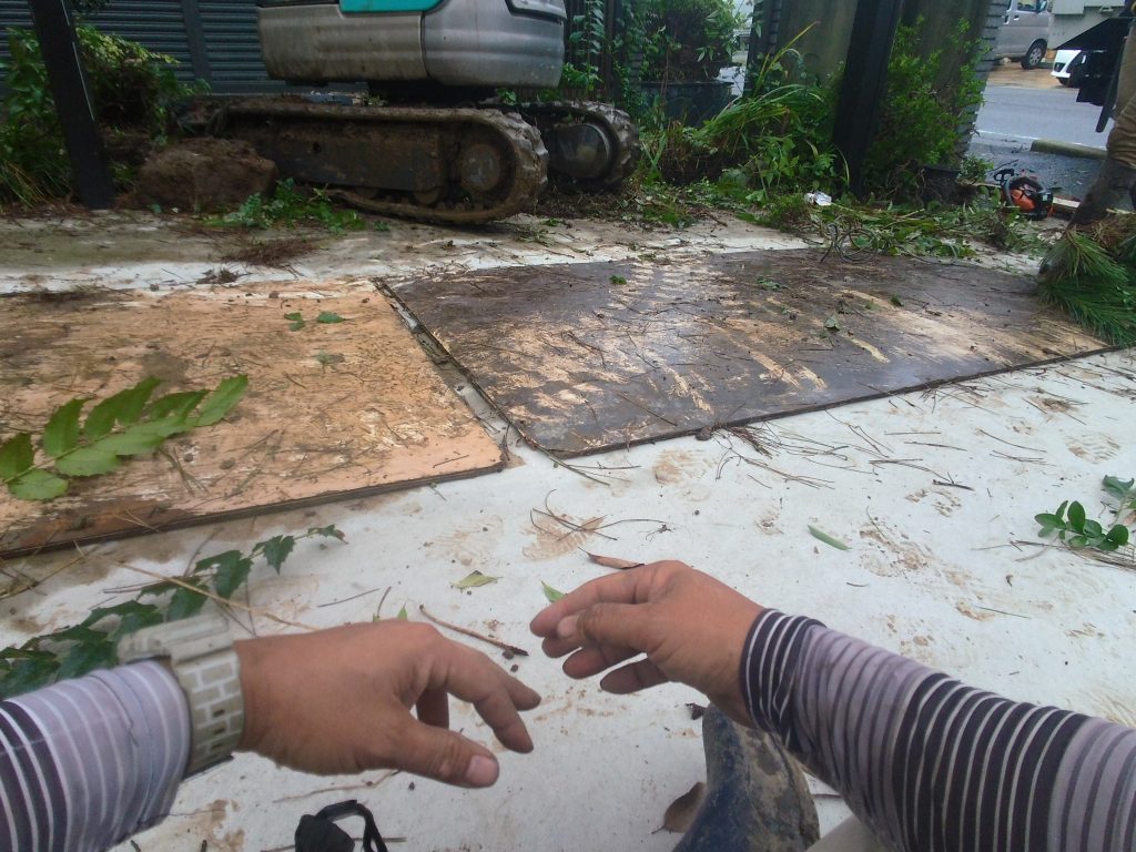 三河地方で庭木・庭石の撤去作業 11 雨がパラつく中での作業は、地道に体力を奪われます。ちょっと休憩。