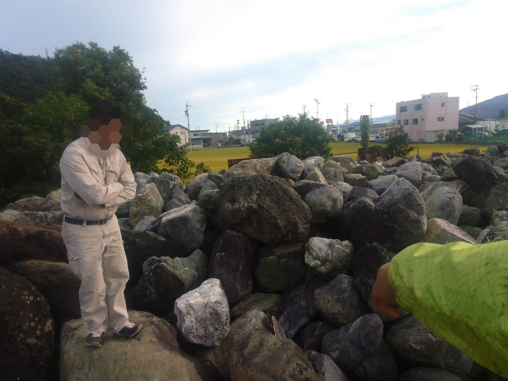 お得意さんの庭師さんが、石積み用の石をお探しのようです