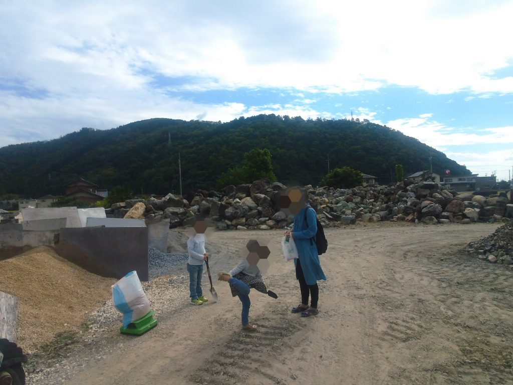 大野町からのご来店。ご家族で、サバ土とサビ砂利を買いに来られました