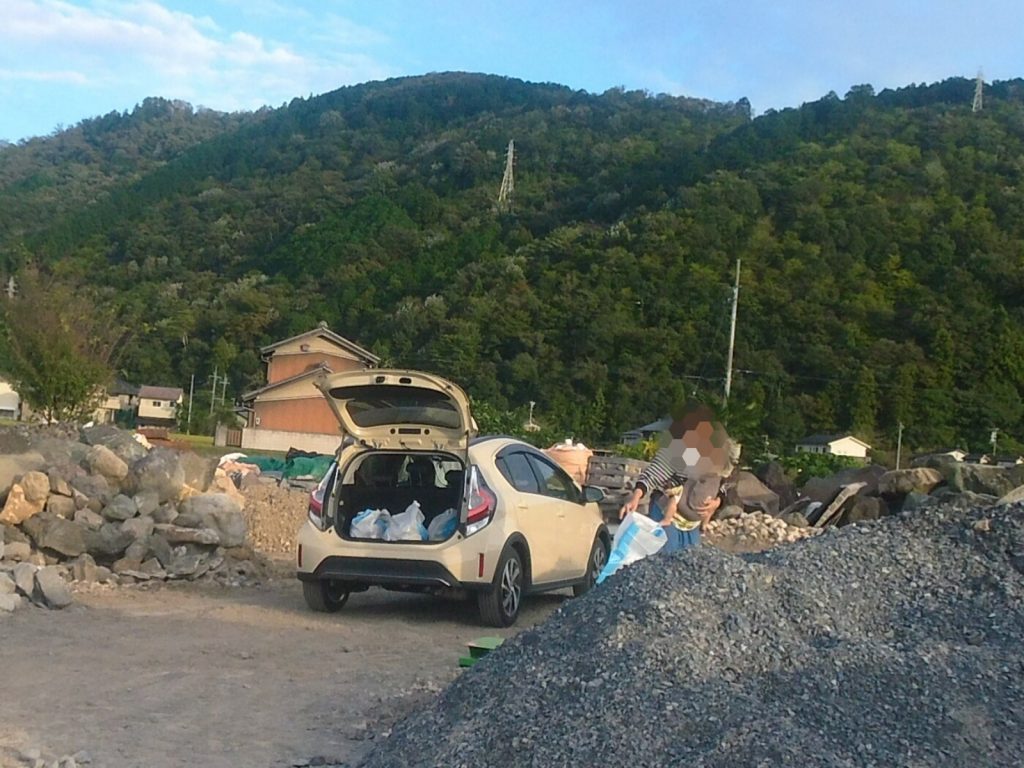 ブラックストーンを車に積み込んでいます