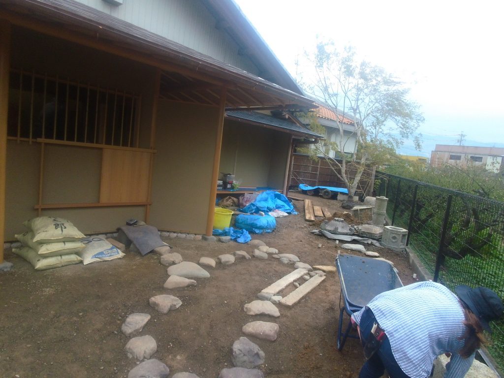 一週間の間に、飛石やら地面の形などがずいぶんと仕上がっていました。