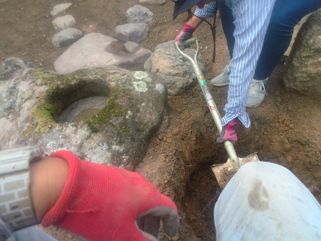 穴を掘っていきます