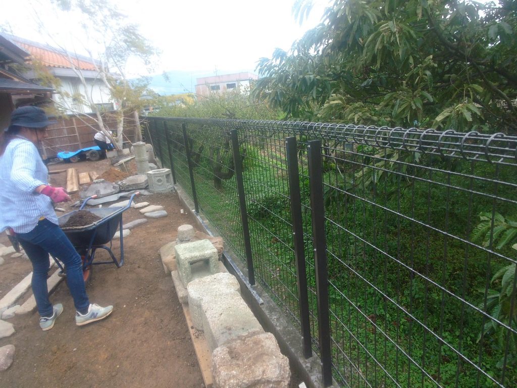 年代物の織部灯籠を据付ます