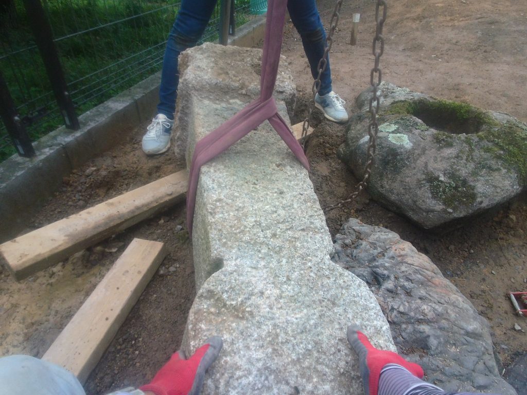 随分と大きい織部灯籠です