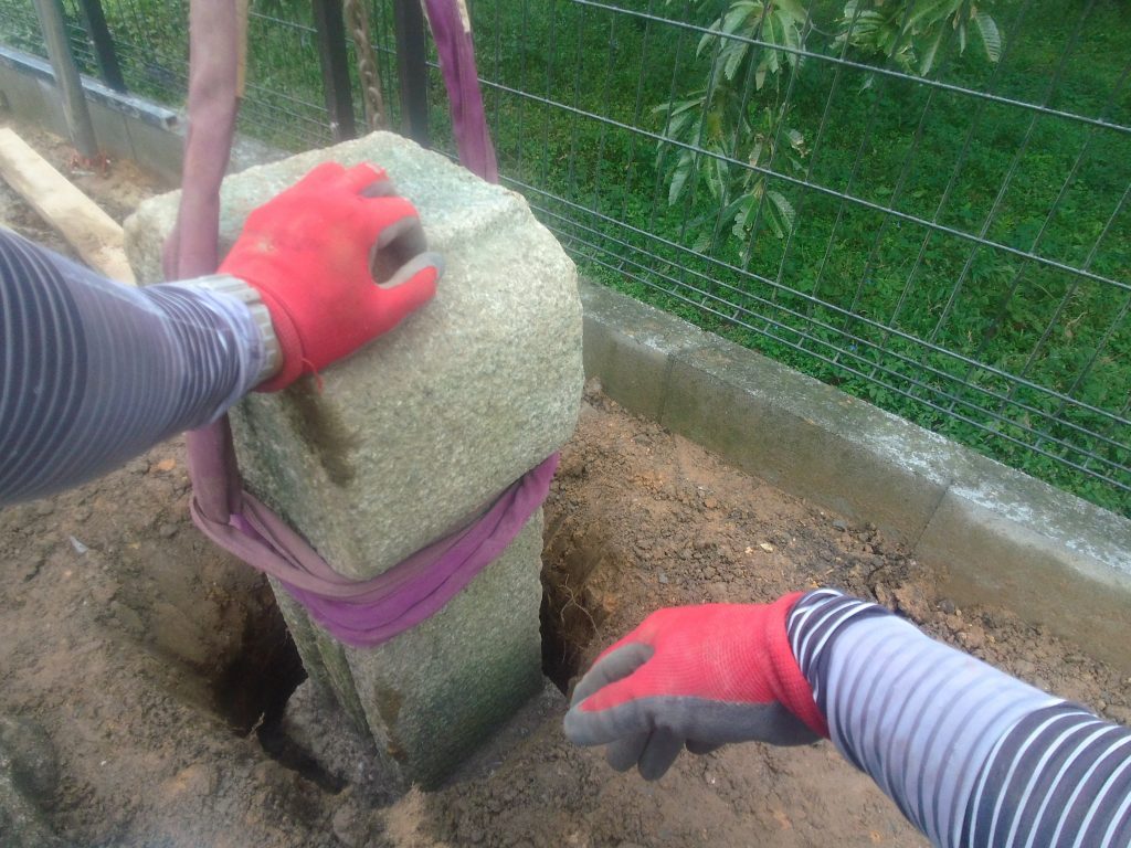 ベルトを二又にして織部灯籠を立てて穴に入れます