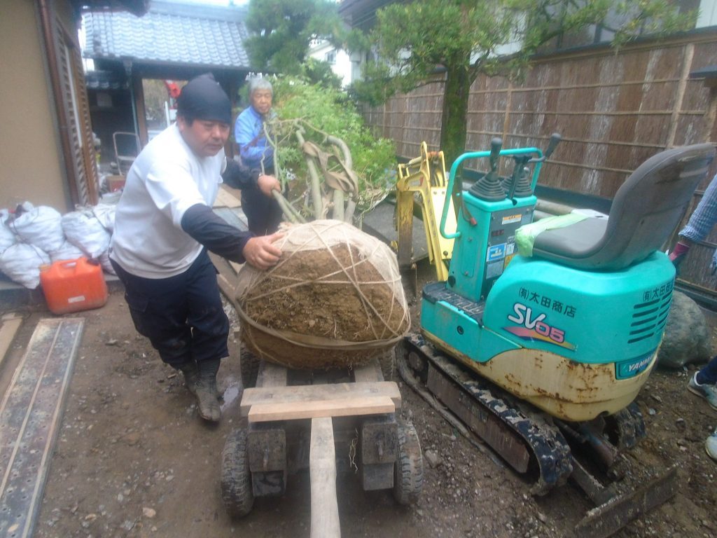 今回、ここのお庭を設計施工してるI君。一人でコツコツと仕上げています!
