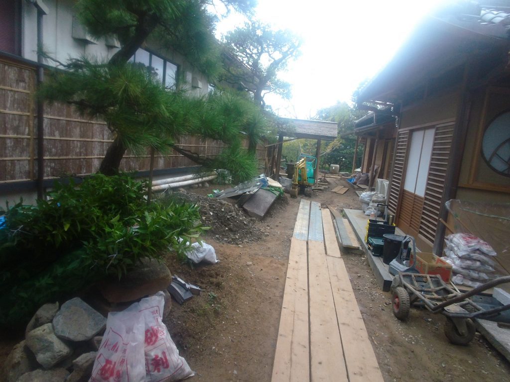 道板敷いて、4輪の台車で大き庭木を運び入れます。