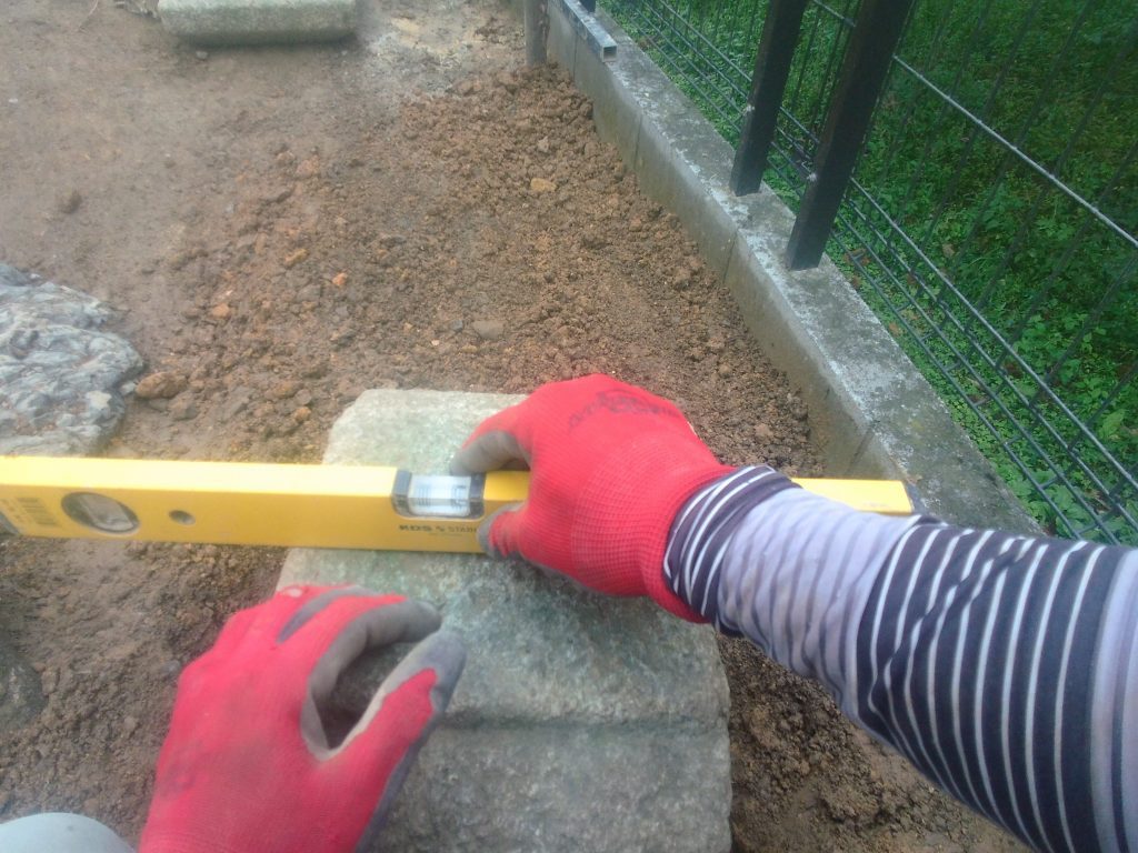 水平器使ってレベルを出します