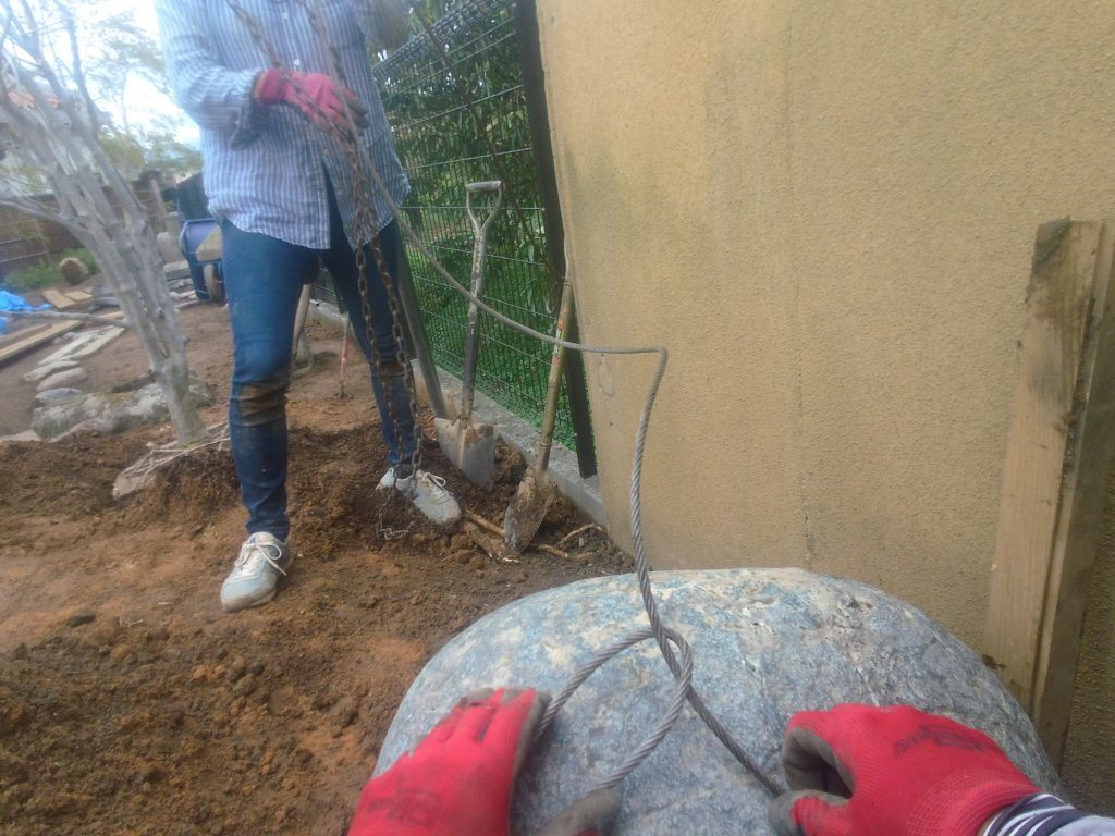 あとはひたすら庭石やら庭木の据付。こういうツルツルの庭石は玉掛けしにくい!