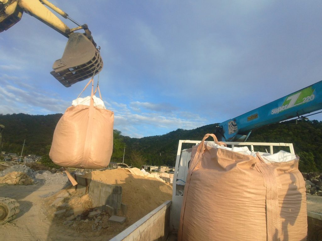 ホワイトグレー砂利をフレコンに詰めて２ｔ車に積み込みます